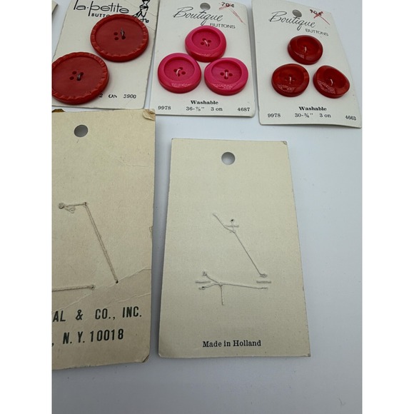 Vintage Red Buttons Lot on Cards Majestic Le Chic La‎ Petite Japan Holland - Picture 8 of 10